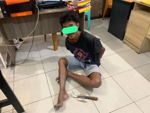 Pria Mabuk Bawa Sajam Adang Mobil di Jalan Ditangkap