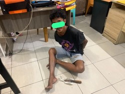 Pria Mabuk Bawa Sajam Adang Mobil di Jalan Ditangkap