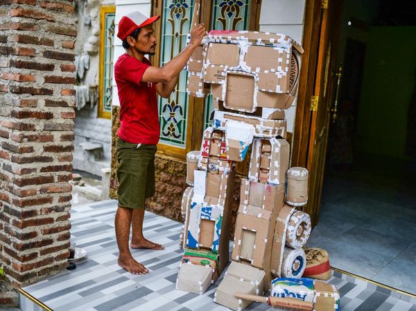 Kostum Robot Kardus Made in Cilegon Tembus Amerika!
