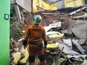 Rumah di Bogor Ambruk Saat Hujan Deras, ABG Terluka Tertimpa Reruntuhan