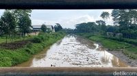 Foto Sungai Citarik Dipenuhi Sampah di Solokanjeruk Bandung