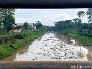 Foto Sungai Citarik Dipenuhi Sampah di Solokanjeruk Bandung