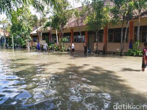 Curah Hujan Tinggi, Sungai di Lamongan Meluber