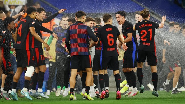 Soccer Football - LaLiga - Espanyol v FC Barcelona - RCDE Stadium, Cornella de Llobregat, Spain - May 15, 2025 FC Barcelonas Frenkie de Jong and teammates celebrate after winning LaLiga REUTERS/Albert Gea