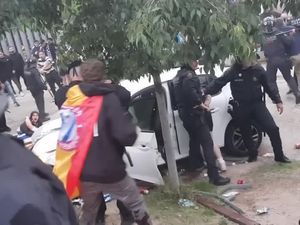 Video: Mobil Tabrak Kerumunan Jelang Espanyol Vs Barcelona, 13 Terluka Video: Mobil Tabrak Kerumunan Jelang Espanyol Vs Barcelona, 13 Terluka