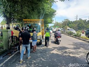 Truk Melaju Zig-zag Tabrak 3 Kendaraan di Depan Mako Pasmar Gedangan Truk Melaju Zig-zag Tabrak 3 Kendaraan di Depan Mako Pasmar Gedangan