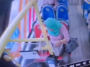 Video: Polisi Tangkap Wanita Pencuri Laptop di Bus TransJakarta Video: Polisi Tangkap Wanita Pencuri Laptop di Bus TransJakarta