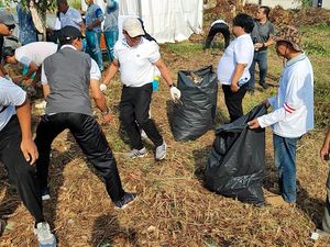 Video: Warga Bersih-bersih Sampah di Festival Bangun Desa Bangun Indonesia Video: Warga Bersih-bersih Sampah di Festival Bangun Desa Bangun Indonesia