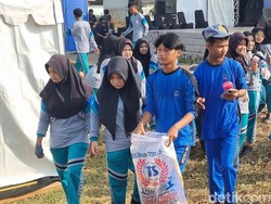 Warga-Siswa Bersihkan Alun-alun Cikande di Festival Gerakan Desa Peduli Sampah