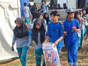 Warga-Siswa Bersihkan Alun-alun Cikande di Festival Gerakan Desa Peduli Sampah Warga-Siswa Bersihkan Alun-alun Cikande di Festival Gerakan Desa Peduli Sampah