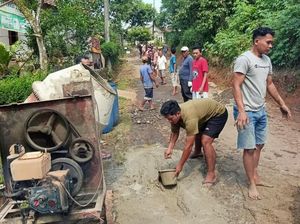 Warga Pandeglang Swadaya Bangun Jalan Rusak, Peran Pemkab Dipertanyakan