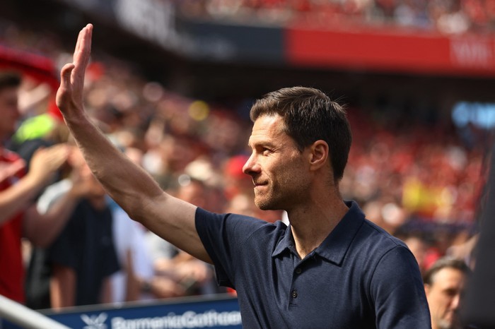 Xabi Alonso Soccer Football - Bundesliga - Bayer Leverkusen v Borussia Dortmund - BayArena, Leverkusen, Germany - May 11, 2025 Bayer Leverkusen coach Xabi Alonso waves towards fans before the match REUTERS/Thilo Schmuelgen DFL REGULATIONS PROHIBIT ANY USE OF PHOTOGRAPHS AS IMAGE SEQUENCES AND/OR QUASI-VIDEO.