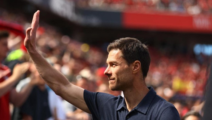 Soccer Football - Bundesliga - Bayer Leverkusen v Borussia Dortmund - BayArena, Leverkusen, Germany - May 11, 2025 Bayer Leverkusen coach Xabi Alonso waves towards fans before the match REUTERS/Thilo Schmuelgen DFL REGULATIONS PROHIBIT ANY USE OF PHOTOGRAPHS AS IMAGE SEQUENCES AND/OR QUASI-VIDEO.