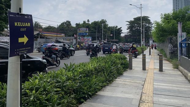Akses gres stasiun Tanjung Barat.