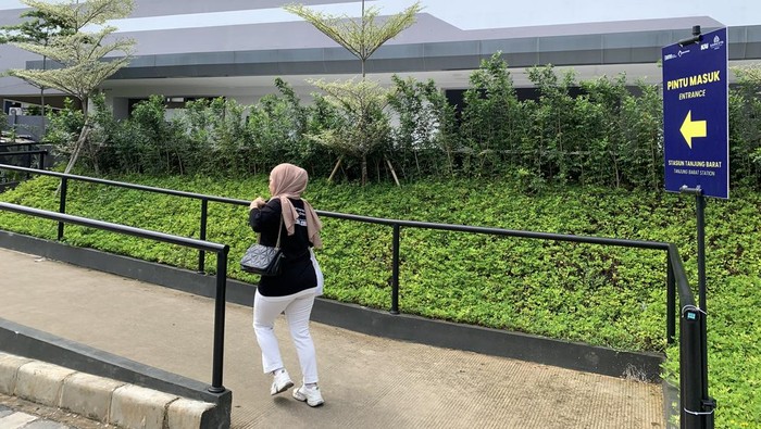 Akses gres stasiun Tanjung Barat. Akses gres stasiun Tanjung Barat.