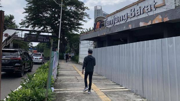 Akses gres Stasiun Tanjung Barat.