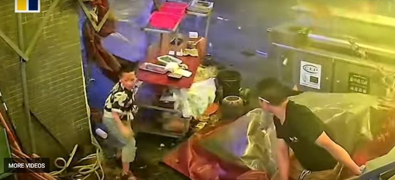 Aksi Heroik Bocah Selamatkan Gerobak Makan Orang Tua Ini Banjir Pujian
