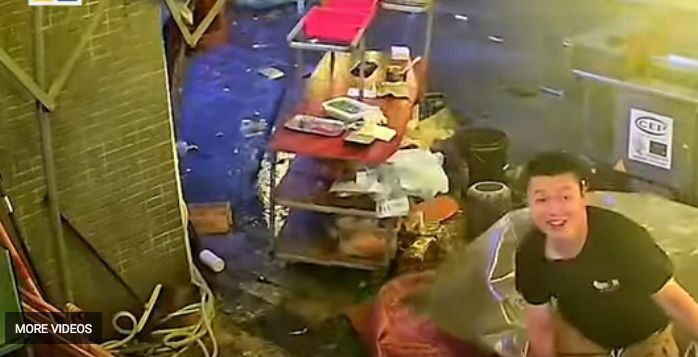 Aksi Heroik Bocah Selamatkan Gerobak Makan Orang Tua Ini Banjir Pujian