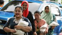 Aksi Mahasiswa Gelar Tebus Murah Sembako untuk Warga Terdampak PHK