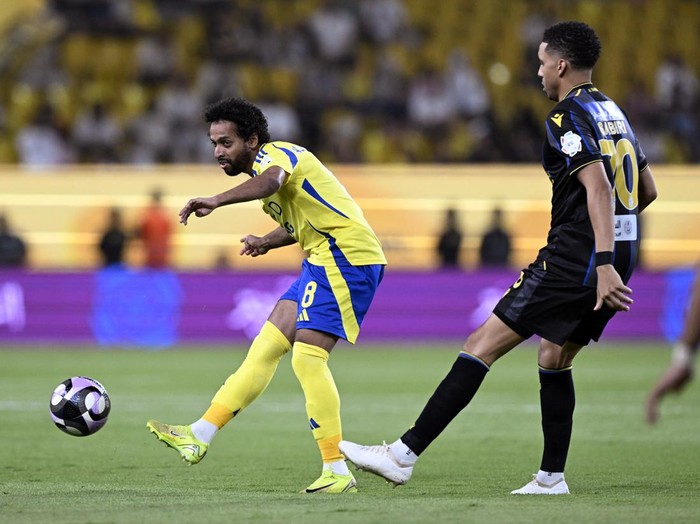 al nassr vs al taawoun saudi pro league liga pro arab saud abdulmajeed al-sulaiheem abdelhamid sabiri Soccer Football - Saudi Pro League - Al Nassr v Al Taawoun - Al-Awwal Park, Riyadh, Saudi Arabia - May 16, 2025 Al Taawouns Abdelhamid Sabiri in action with Al Nassrs Abdulmajeed Al-Sulaiheem REUTERS/Stringer