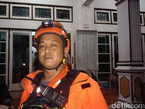 Rumahnya Kebanjiran, Hendru Tetap Berjuang Evakuasi Warga Majalengka Rumahnya Kebanjiran, Hendru Tetap Berjuang Evakuasi Warga Majalengka