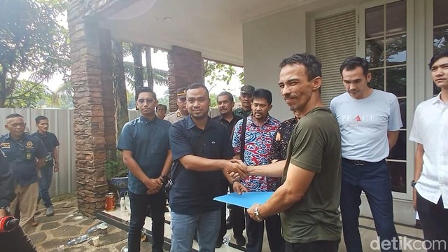 Berita Seputar Selebriti Insertlive Terkini : Terpopuler: Alasan Attila Bantu Atalarik Vs Komentar Roy Marten soal Gisel & Cinta Brian
