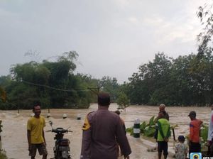 Banjir di Bojonegoro Hanyutkan Ternak hingga Rumah Warga Banjir di Bojonegoro Hanyutkan Ternak hingga Rumah Warga