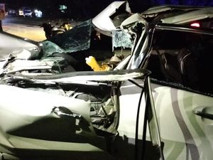 Minibus Tabrak Truk Kontainer di Jalan Poros Parepare-Barru, 3 Orang Tewas Minibus Tabrak Truk Kontainer di Jalan Poros Parepare-Barru, 3 Orang Tewas