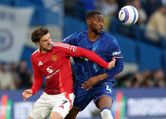 Soccer Football - Premier League - Chelsea v Manchester United - Stamford Bridge, London, Britain - May 16, 2025 Manchester Uniteds Mason Mount in action with Chelseas Tosin Adarabioyo Action Images via Reuters/Paul Childs EDITORIAL USE ONLY. NO US