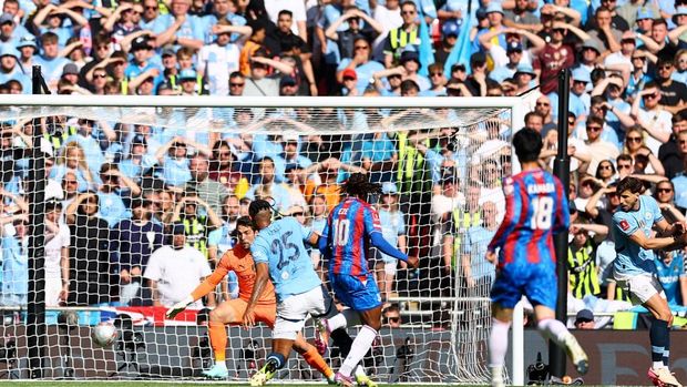 Soccer Football - FA Cup - Final - Crystal Palace v Manchester City - Wembley Stadium, London, Britain - May 17, 2025 Crystal Palace's Eberechi Eze scores their first goal past Manchester City's Stefan Ortega Action Images via Reuters/Andrew Boyers