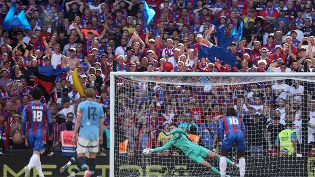 Soccer Football - FA Cup - Final - Crystal Palace v Manchester City - Wembley Stadium, London, Britain - May 17, 2025 Manchester City's Omar Marmoush has his shot saved by Crystal Palace's Dean Henderson from the penalty spot REUTERS/David Klein