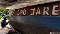 Cuaca Buruk Nelayan di Kenjeran Perbaiki Perahu