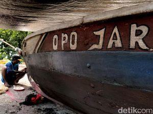 Cuaca Buruk Nelayan di Kenjeran Perbaiki Perahu Cuaca Buruk Nelayan di Kenjeran Perbaiki Perahu