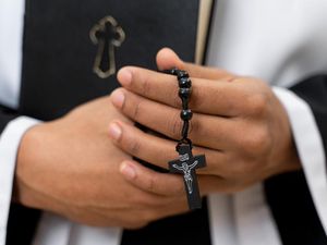 Doa Rosario Hari Ini Selasa, 24 Juni: Peristiwa Kristus Wafat di Kayu Salib Doa Rosario Hari Ini Selasa, 24 Juni: Peristiwa Kristus Wafat di Kayu Salib