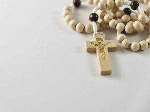 Susunan Doa Rosario Hari Minggu, 18 Mei 2025: Peristiwa Mulia Susunan Doa Rosario Hari Minggu, 18 Mei 2025: Peristiwa Mulia