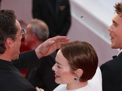Video Ekspresi Emma Stone Diganggu Lebah di Red Carpet Cannes