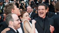 Foto: Momen Emma Stone Diserang Lebah di Karpet Merah Cannes 2025