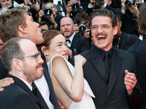 Foto: Momen Emma Stone Diserang Lebah di Karpet Merah Cannes 2025