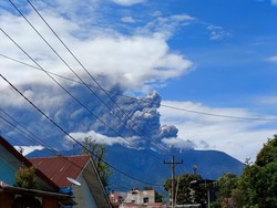 Video: Detik-detik Gunung Marapi 2 Kali Erupsi, Tinggi Kolom Abu 1 Km