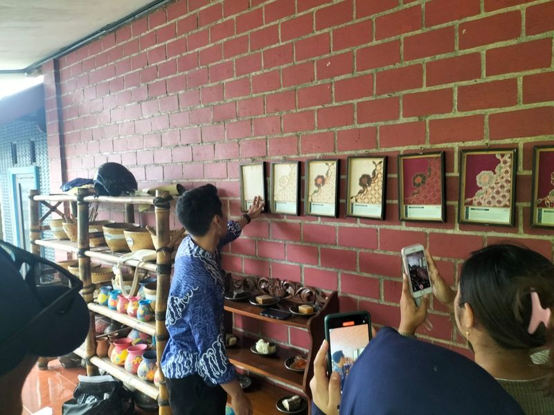 Faisal, trainer membatik di Rumah Batik TBIG menjelaskan proses membatik pada Selasa (13/5/2025). Faisal, trainer membatik di Rumah Batik TBIG menjelaskan proses membatik pada Selasa (13/5/2025).