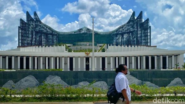 Megah Berkilauan! Begini Potret Istana Negara IKN di Malam Hari