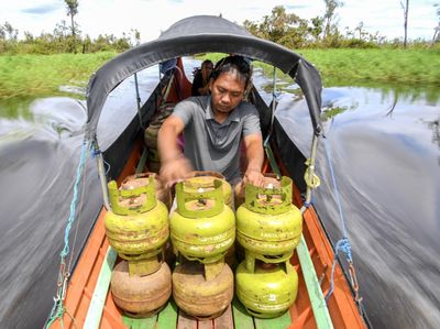 Tantangan Distribusi LPG 3 Kg ke Desa Tanpa Daratan di Kaltim