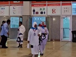 Sujud Syukur dan Senyum Jemaah Haji RI Gelombang 2 Saat Tiba di Jeddah