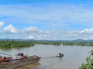 Ponton Tabrak Jembatan Salimbatu di Bulungan, Pengendara Panik Ponton Tabrak Jembatan Salimbatu di Bulungan, Pengendara Panik