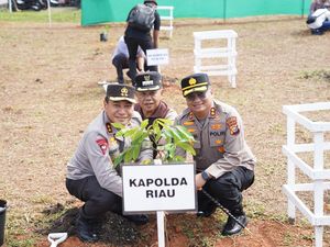 Komitmen Jaga Lingkungan, Kapolda Riau Tanam Pohon di Kepulauan Meranti Komitmen Jaga Lingkungan, Kapolda Riau Tanam Pohon di Kepulauan Meranti
