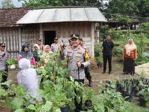 Polisi Blusukan Temui Petani Dukung Ketahanan Pangan di Magetan Polisi Blusukan Temui Petani Dukung Ketahanan Pangan di Magetan