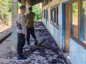 Sekolah Terbakar di Lembata, Ratusan Bangku-Buku Hangus Sekolah Terbakar di Lembata, Ratusan Bangku-Buku Hangus