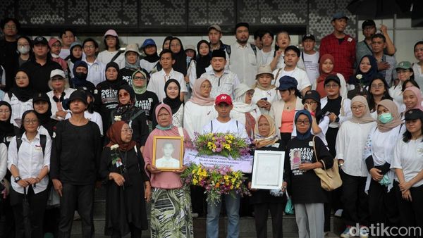 Keluarga Korban Mei 98 Napak Tilas Tragedi Mal Klender