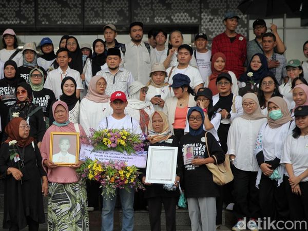 Keluarga Korban Mei 98 Napak Tilas Tragedi Mal Klender