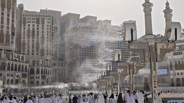 Kipas Angin Embun Redam Panas 43 Derajat Celcius di Masjidil Haram